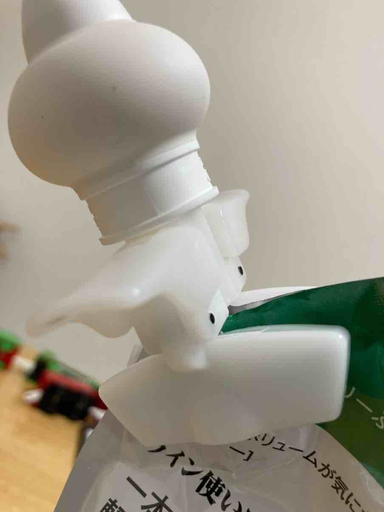 詰替そのままホルダーのストロー部分を隠れるぐらいまで、しっかり切り込み口に入れる